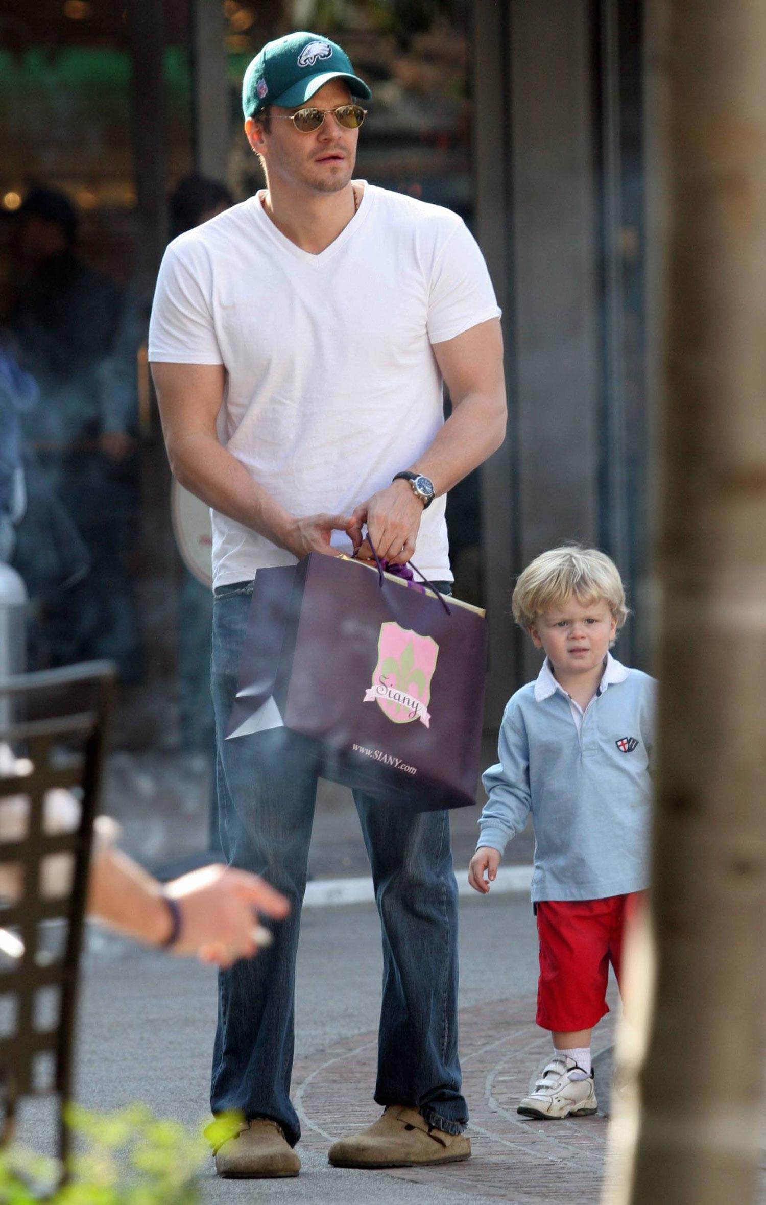 David Boreanaz - Shopping in Malibu with Jaden - January 11, 2005 - Paparaz...