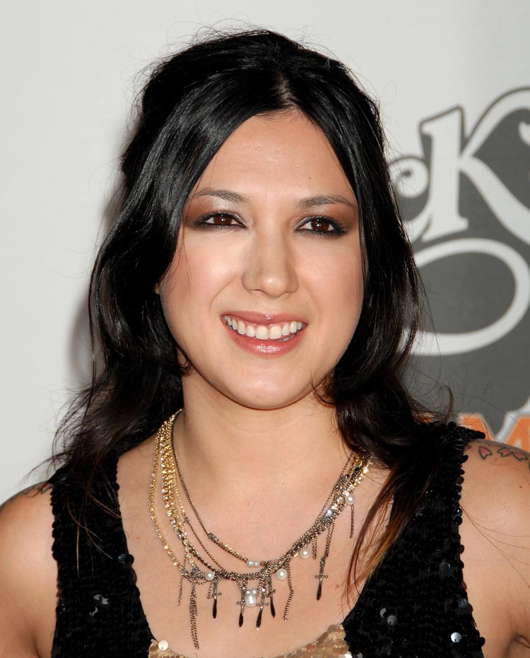 http://www.whedon.info/IMG/jpg/michelle-branch-2009-race-to-erase-ms-gq-01.jpg