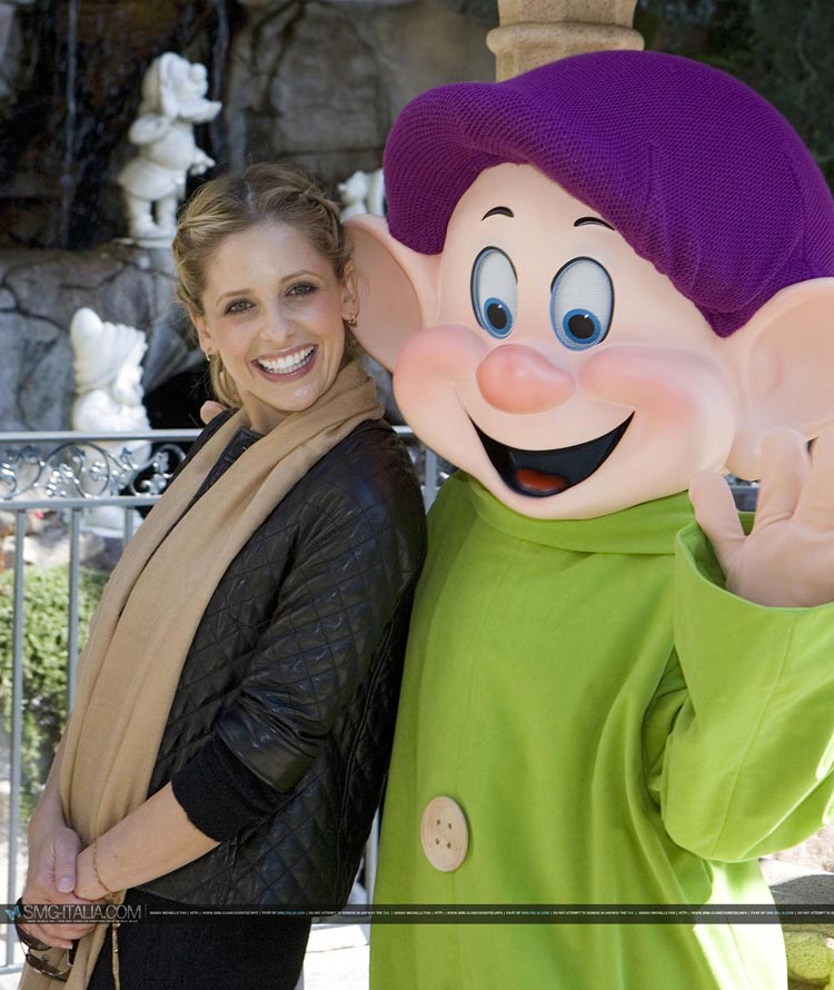 Sarah Michelle Gellar - Disneyland Anaheim, California - High Quality Photos 