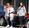 IMG/jpg/sarah-michelle-gellar-out-and-about-brentwood-january-30-2011-papara (...)