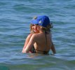 IMG/jpg/sarah-michelle-gellar-with-little-girl-on-the-sea-gq-02.jpg