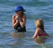 IMG/jpg/sarah-michelle-gellar-with-little-girl-on-the-sea-gq-01.jpg