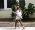 IMG/jpg/alyson-hannigan-family-out-and-about-santa-monica-april-17-2011-papa (...)