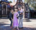 IMG/jpg/sarah-michelle-gellar-family-disneyland-visit-gq-02.jpg