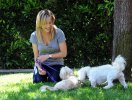 IMG/jpg/julie-benz-with-dogs-august-13-2010-paparazzi-08.jpg