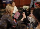 IMG/jpg/sarah-michelle-gellar-nestle-share-joy-reading-program-hq-11.jpg