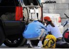 IMG/jpg/eliza-dushku-boyfriend-working-on-her-car-november-14-2009-paparazzi (...)