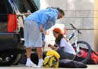 IMG/jpg/eliza-dushku-boyfriend-working-on-her-car-november-14-2009-paparazzi (...)