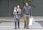 IMG/jpg/alyson-hannigan-family-shopping-october-16-2010-paparazzi-gq-08.jpg