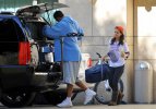 IMG/jpg/eliza-dushku-boyfriend-working-on-her-car-november-14-2009-paparazzi (...)