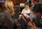 IMG/jpg/sarah-michelle-gellar-nestle-share-joy-reading-program-hq-10.jpg