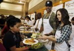 IMG/jpg/eliza-dushku-feeding-america-hunger-action-2011-hq-02.jpg