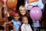 IMG/jpg/sarah-michelle-gellar-nestle-share-joy-reading-program-hq-01.jpg