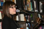 IMG/jpg/lisa-loeb-performing-purple-tape-album-gq-06.jpg