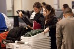 IMG/jpg/michelle-trachtenberg-lax-airport-january-12-2010-paparazzi-hq-05.jp (...)