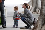 IMG/jpg/alyson-hannigan-family-shopping-october-16-2010-paparazzi-gq-06.jpg