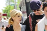 IMG/jpg/sarah-michelle-gellar-the-wonderful-maladys-tv-series-on-the-set-may (...)