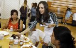 IMG/jpg/eliza-dushku-feeding-america-hunger-action-2011-hq-03.jpg