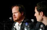 IMG/jpg/joss-whedon-tahmoh-penikett-dollhouse-panel-2009-new-york-city-comic (...)