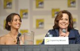 IMG/jpg/eliza-dushku-wonder-women-female-power-icons-pop-culture-panel-2009- (...)