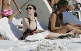 IMG/jpg/michelle-trachtenberg-swimsuit-on-the-beach-november-14-2009-paparaz (...)