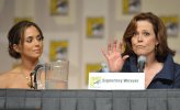 IMG/jpg/eliza-dushku-wonder-women-female-power-icons-pop-culture-panel-2009- (...)