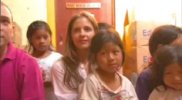 IMG/jpg/sarah-michelle-gellar-care-guatemala-visit-report-screencaps-mq-04.j (...)
