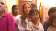IMG/jpg/sarah-michelle-gellar-care-guatemala-visit-report-screencaps-mq-05.j (...)
