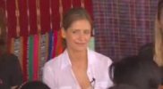 IMG/jpg/sarah-michelle-gellar-care-guatemala-visit-report-screencaps-mq-18.j (...)