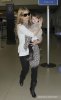 IMG/jpg/sarah-michelle-gellar-charlotte-lax-airport-paparazzi-april-4-2011-h (...)