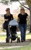 IMG/jpg/sarah-michelle-gellar-shopping-whole-foods-paparazzi-march-27-2010-m (...)