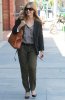 IMG/jpg/sarah-michelle-gellar-out-in-beverly-hills-paparazzi-april-11-2011-h (...)