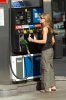 IMG/jpg/sarah-michelle-gellar-gas-station-starbucks-fred-segal-shopping-may- (...)