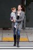 IMG/jpg/alyson-hannigan-family-shopping-october-16-2010-paparazzi-gq-01.jpg