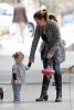 IMG/jpg/alyson-hannigan-family-shopping-october-16-2010-paparazzi-gq-04.jpg