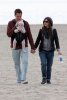 IMG/jpg/alyson-hannigan-family-venice-beach-january-1-2010-hq-06.jpg