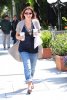 IMG/jpg/alyson-hannigan-leaving-starbucks-brentwood-paparazzi-april-2-2010-g (...)