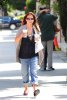 IMG/jpg/alyson-hannigan-leaving-starbucks-brentwood-paparazzi-april-2-2010-g (...)