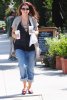 IMG/jpg/alyson-hannigan-leaving-starbucks-brentwood-paparazzi-april-2-2010-g (...)