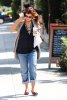 IMG/jpg/alyson-hannigan-leaving-starbucks-brentwood-paparazzi-april-2-2010-g (...)