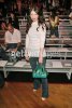 IMG/jpg/michelle-trachtenberg-marc-jacobs-spring-2006-fashion-show-mq-06.jpg (...)