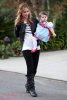 IMG/jpg/sarah-michelle-gellar-charlotte-halloween-october-31-2010-paparazzi- (...)