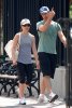 IMG/jpg/sarah-michelle-gellar-freddie-prinze-junior-soho-walking-hq-03-1500. (...)