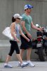 IMG/jpg/sarah-michelle-gellar-freddie-prinze-junior-soho-walking-hq-06-1500. (...)