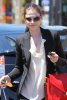 IMG/jpg/sarah-michelle-gellar-michelle-trachtenberg-shopping-eggy-august-25- (...)