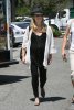 IMG/jpg/sarah-michelle-gellar-visiting-friend-in-the-valley-july-31-2009-pap (...)
