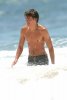 IMG/jpg/zac-efron-enjoys-the-beach-in-hawaii-gq-02.jpg