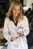 IMG/jpg/julie-benz-robertson-boulevard-los-angeles-shopping-paparazzi-gq-08. (...)