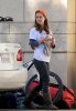 IMG/jpg/eliza-dushku-boyfriend-working-on-her-car-november-14-2009-paparazzi (...)