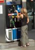 IMG/jpg/sarah-michelle-gellar-gas-station-starbucks-fred-segal-shopping-may- (...)